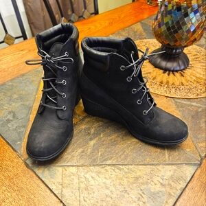 Like New...Timberland Women's Black Lace-Up Ankle Boots With Wedge Heal